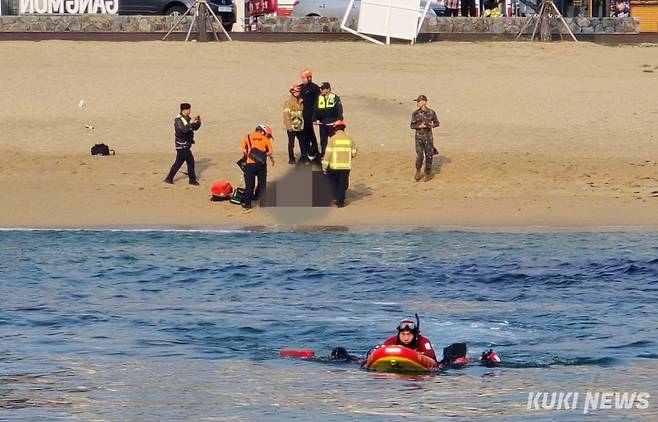 26일 강원 강릉시 강문해변 앞 해상에서 출동한 해양경찰이 구조작업을 실시하고 있다. (사진=강릉해양경찰서)