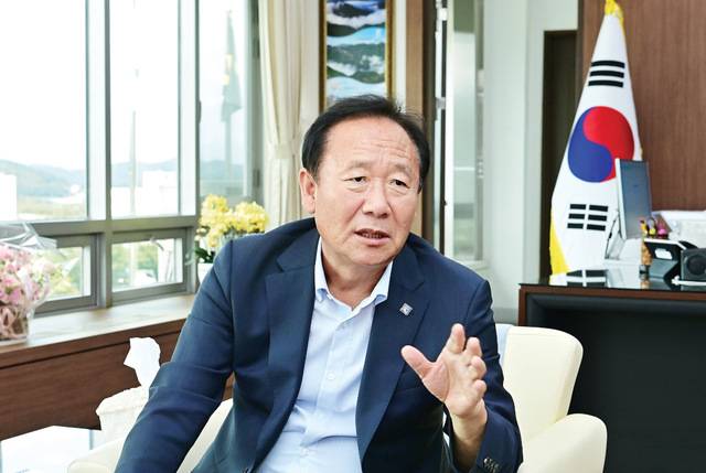 박현국 경북 봉화군수가 25일 국민일보와 인터뷰를 하고 있다. 봉화군은 현재 인구증가 프로젝트 ‘K-베트남 밸리 조성 사업’을 추진하고 있다. 박 군수는 “K-베트남 밸리 조성 사업은 단순한 개발이 아닌, 소멸하는 지방을 되살리기 위한 절박한 생존 전략”이라고 강조했다. 봉화군 제공