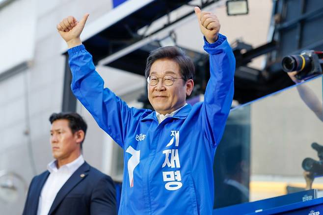 이재명 더불어민주당 대선 후보가 25일 충남 천안 동남구 신부문화거리에서 열린 유세에서 시민들에게 인사하고 있다. 공동취재, 연합뉴스