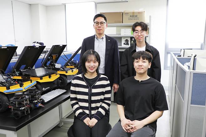 대구경북과학기술원(DGIST) 전기전자컴퓨터공학과 박경준 교수, 채지영·이상훈 석박사 통합과정생, 서현교 석사과정생(사진 왼쪽 위부터 반시계방향)(사진제공-DGIST)