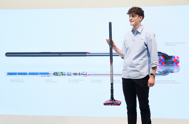 네이슨 로슨 맥클린(Nathan Lawson McLean), 다이슨 시니어 엔지니어링 매니저가 26일 성수에서 열린 신제품 출시 행사에서 펜슬백 FluffyCones™ 청소기를 소개하고 있다.