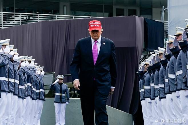 도널드 트럼프 미국 대통령이 24일(현지시간) 뉴욕에 있는 웨스트포인트 육군사관학교 졸업식에 도착하고 있다. / 로이터=뉴스1