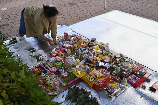 지난해 10월 30일 광주 북구 신용동 한 아파트 단지 내 사고 현장에서 입주민이 추모하고 있다./사진=뉴시스