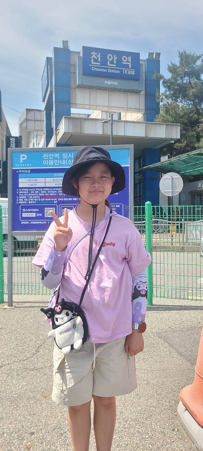 아버지와 도보 행진에 들어간 1형당뇨 환아 박율아양(9세)이 26일 천안역 앞에서 사진 촬영을 하고 있다./사진= 아버지 박근용씨