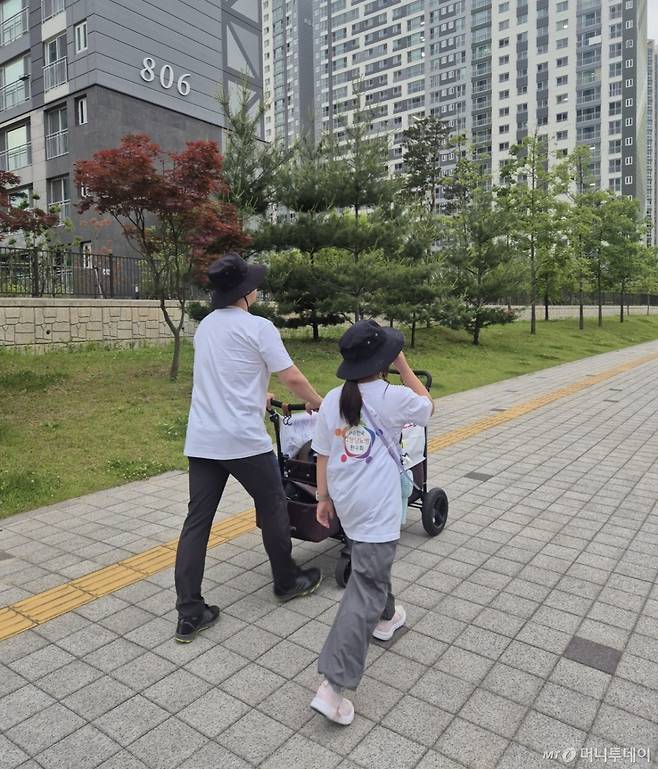 율아양과 아버지 박근용씨가 도보 행진을 하고 있다./사진= 박근용씨