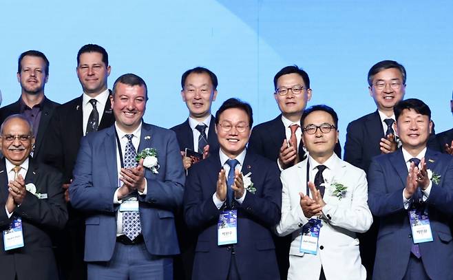 박완수 경남도지사(앞줄 가운데)가 국제 우주산업 콘퍼런스 개회식을 하고 있다./사진제공=경남도