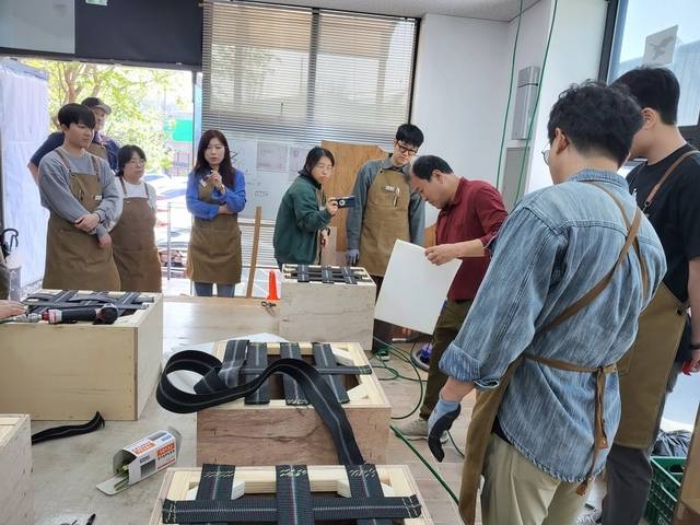 자코모 소파아카데미에서 소파 제작 교육을 받고 있는 학생들의 모습. 각사 제공