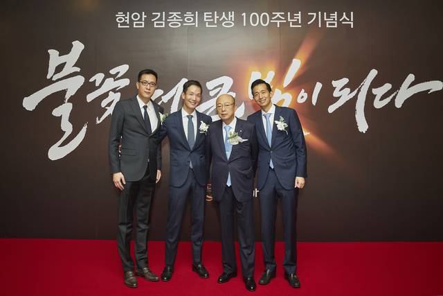 지난 2022년 열린 ‘현암 김종희 회장 탄생 100주년 기념식’에서 김승연 한화그룹 회장이 아들들과 기념촬영을 하고 있다. 왼쪽부터 김동선 한화갤러리아 미래비전총괄 부사장, 김동원 한화생명 사장, 김승연 회장, 김동관 한화그룹 부회장. 한화그룹 제공