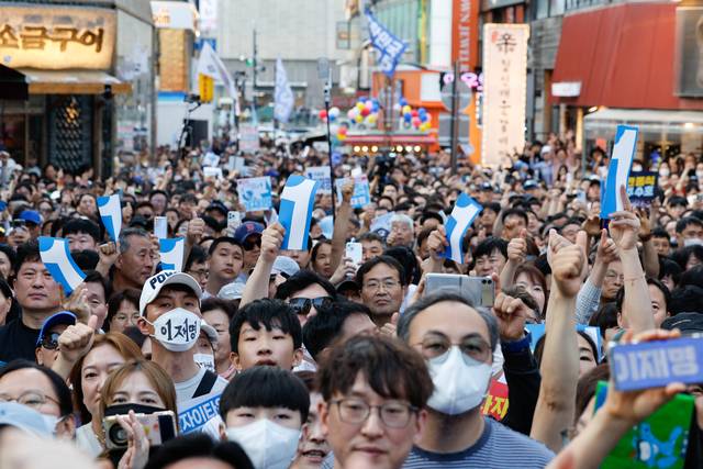 파란 물결 25일 충남 천안시 신부문화거리에서 열린 이재명 더불어민주당 대통령 선거 후보 유세를 시민과 지지자들이 지켜보고 있다. 뉴시스