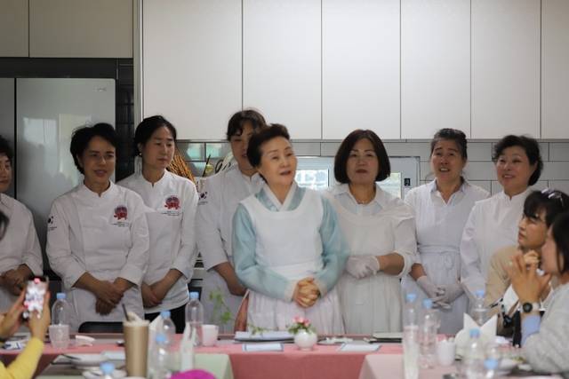 시식회에서 27종의 개성음식을 선보인 윤숙자 한국전통음식연구소 대표가 음식에 대해 설명하고 있다.