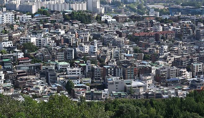 남산에서 바라본 용산구 지역의 빌라촌 모습. 이상섭 기자