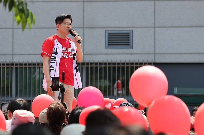국민의힘 김문수 대선 후보가 25일 충남 보령시 대천역 광장에서 집중 유세를 하고 있다. 연합뉴스