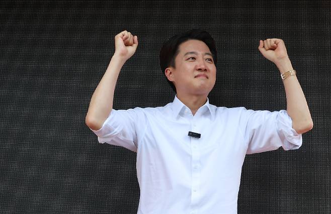 개혁신당 이준석 대선후보가 25일 서울 종로구 종묘 인근 서순라길에서 거리 유세를 하고 있다. 연합뉴스