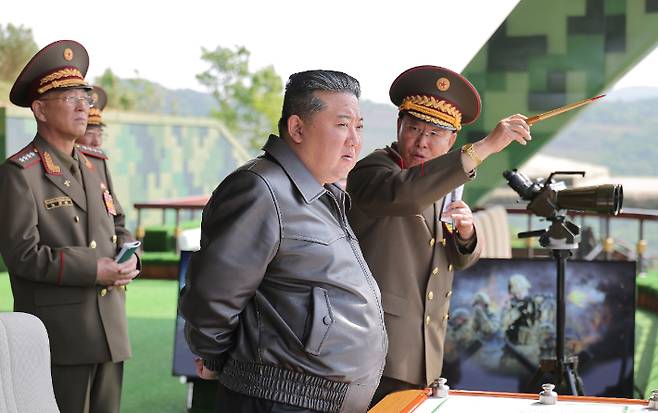 김정은 북한 국무위원장이 지난 13일 인민군 훈련일군(간부)대회 강습체계 안에서 진행되는 병종별 전술종합훈련을 참관하는 모습. 연합뉴스