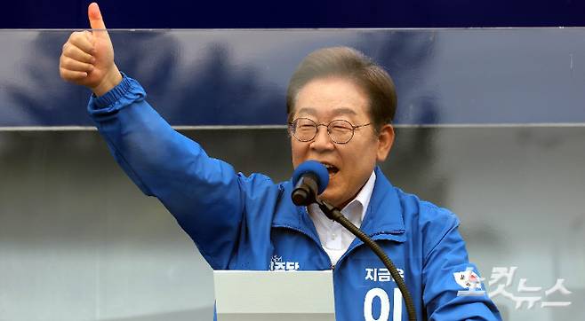 이재명 더불어민주당 대선 후보가 지난 22일 오후 경남 양산시 양산워터파크공원에서 열린 집중유세에 참석해 지지를 호소하고 있다. 양산=류영주 기자