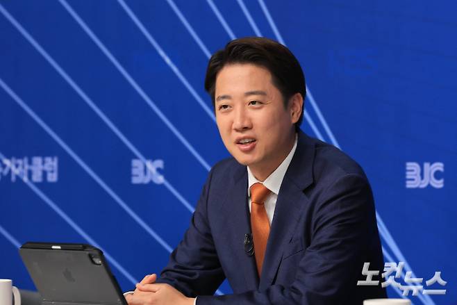 이준석 개혁신당 대통령 후보가 26일 오전 서울 양천구 한국방송회관에서 열린 한국방송기자클럽(BJC) 초청 토론회에서 패널들과 대화를 하고 있다. 윤창원 기자