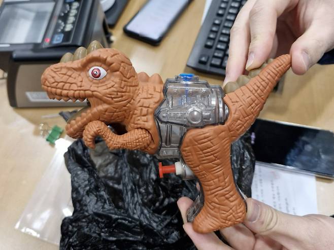 A씨가 은행 강도 행각에 쓴 장난감 물총. 부산경찰청 제공