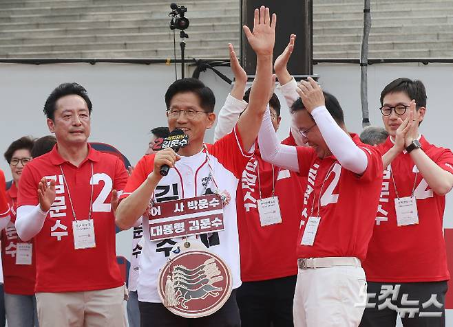 김문수 국민의힘 대선 후보가 26일 오후 경기 용인 포은아트갤러리 광장에서 열린 "내일의 기적을 만들" 집중유세에서 고석 용인병 당협위원장으로부터 '어사 박문수, 대통령 김문수'라고 적힌 마패를 선물 받고 있다. 용인=황진환 기자