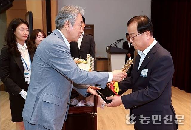 안석준 충북 충주시농협쌀조합공동사업법인 의장(주덕농협 조합장, 오른쪽)이 15일 서울 중구 농협중앙회 본관에서 열린 ‘2024년 팔도 농협쌀 대표 브랜드 평가’에서 강호동 농협중앙회장에게 최고 영예인 최우수상을 받고 있다.