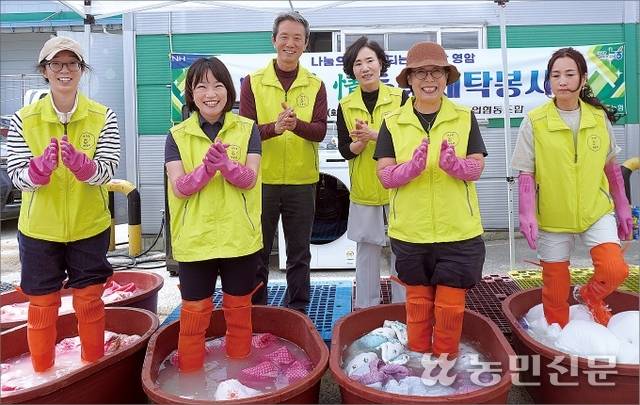 전남 영암낭주농협이 14일 농산물산지유통센터(APC)에서 ‘정(情)들레 봉사단’ 발대식을 열고 이불 세탁 봉사활동에 돌입했다. 왼쪽 두번째부터 정현정 NH농협 전남 영암군지부장, 이재면 조합장, 장명선 정들레 봉사단 회장.