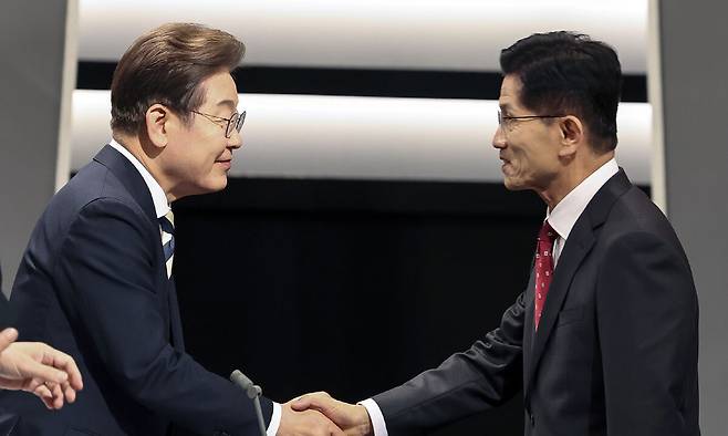 지난 23일 서울 영등포구 KBS본관 스튜디오에서 열린 중앙선거방송토론위원회 주관 제21대 대통령선거 2차 후보자 토론회 시작에 앞서 더불어민주당 이재명 후보(왼쪽)와 김문수 국민의힘 후보가 악수하고 있다. 국회사진기자단