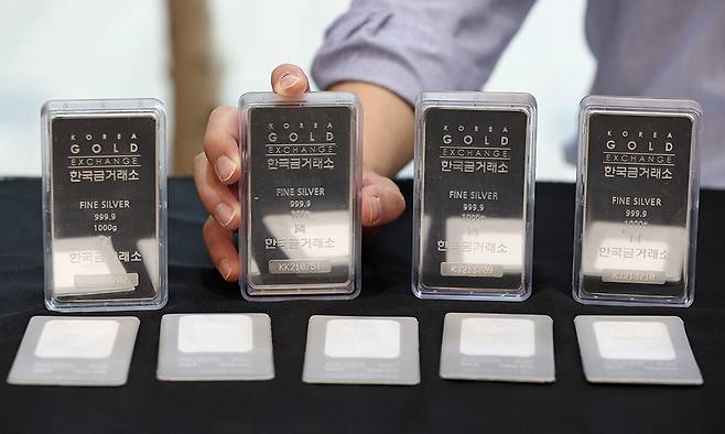 서울 종로구 한국금거래소에 은 현물이 진열되어 있다. 연합뉴스