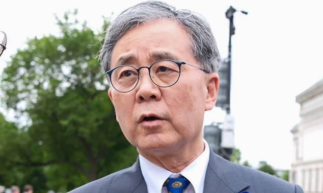 더불어민주당 이재명 대선 후보의 외교·안보·통상 분야 핵심 참모인 김현종 전 국가안보실 2차장이 8일(현지시간) 미국 워싱턴 DC 백악관에서 도널드 트럼프 행정부 당국자들과 회동한 뒤 기자들에게 결과를 설명하고 있다. 워싱턴 DC=연합뉴스