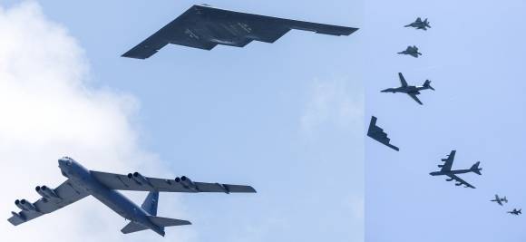 왼쪽 사진은 B-52(아래), B-2(위), 오른쪽 사진은 위부터 F-15, F-22, B-1, B-2, B-52, A-10, F-16. EPA 연합뉴스