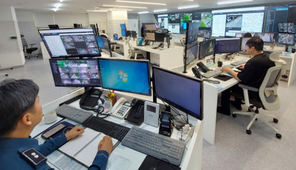 서울 관악구 통합관제센터에서 관계자들이 실시간으로 폐쇄회로(CC)TV를 모니터링하고 있다. 관악구 제공