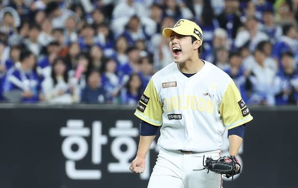 한화 이글스 문동주가 7일 대전 한화생명볼파크에서 열린 2025 KBO리그 정규시즌 삼성 라이온즈와의 홈 경기에서 실점을 막은 뒤 포효하고 있다. 대전 뉴스1