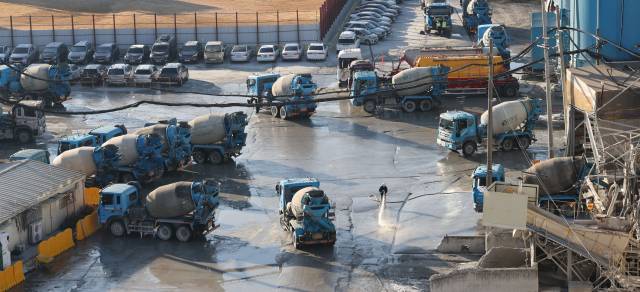 서울의 한 레미콘 공장에 레미콘 차량이 이동하고 있다. 연합뉴스