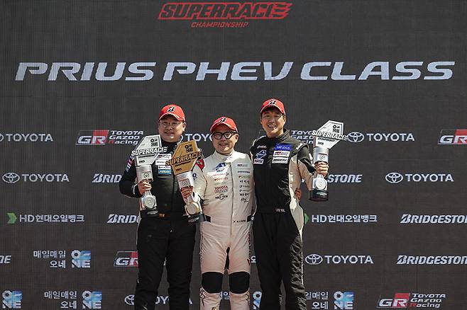 개막전에서 포디엄 정상에 오른 송형진. 사진: 웨이브진(WVZine)