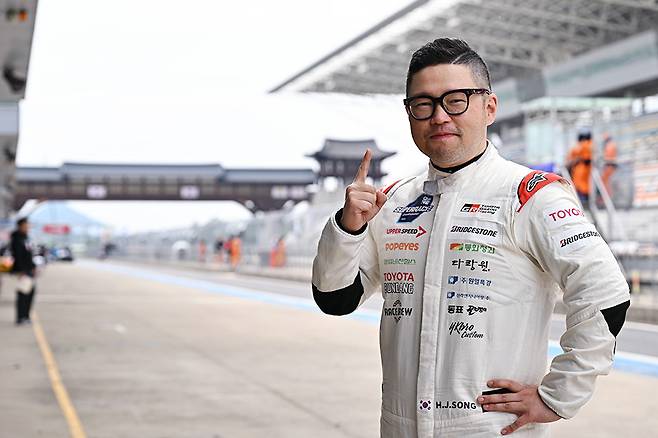 카메라를 향해 포즈를 취하고 있는 송형진. 사진: 김학수 기자