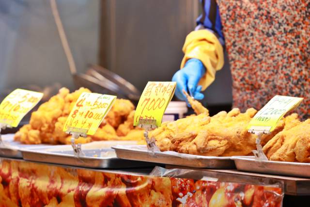 20일 서울 시내의 한 전통시장 치킨가게 모습. 연합뉴스