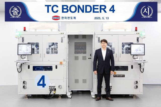 곽동신 한미반도체 회장이 자사의 최신 고대역폭메모리(HBM)용 제조 장비 ‘TC 본더 4’를 소개하고 있다. 사진 제공=한미반도체