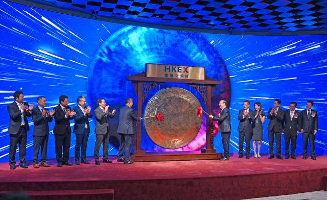 이달 20일 홍콩 증권거래소에서 열린 CATL 상장식에 참여한 내빈들이 세리머니를 하고 있다. 신화연합뉴스