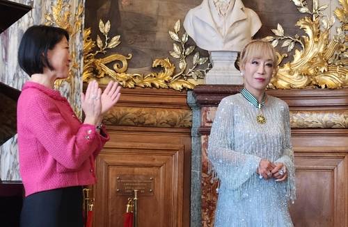 소프라노 조수미(오른쪽)가 26일(현지 시간) 프랑스 파리 오페라 코미크에서 플뢰르 펠르랭 전 프랑스 문화부 장관으로부터 최고 등급의 문화예술공로훈장을 받았다. 파리=연합뉴스.