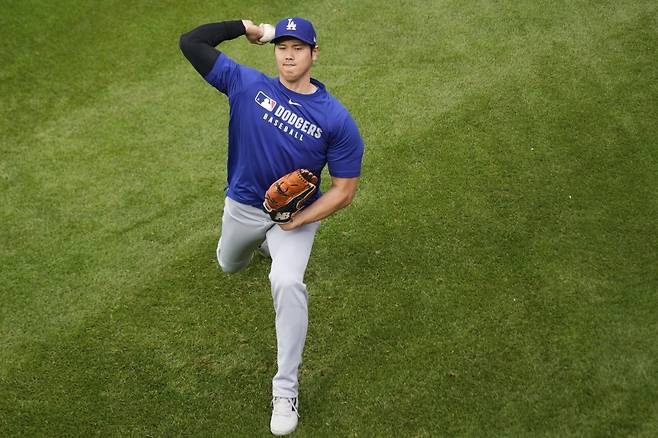다저스의 투타 겸업 선수 오타니 쇼헤이가 지난달 23일 리글리필드에서 열린 컵스와 원정경기를 앞두고 캐치볼로 몸을 풀고 있다. 시카고(미 일리노이주)|AP뉴시스