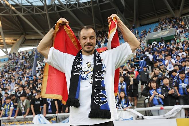 인천의 스트라이커 무고사가 25일 전남과 홈경기에서 멀티골을 터트리며 2-0 승리에 앞장섰다. 경기 후 관중과 함께 기념촬영을 하는 무고사. 사진제공|한국프로축구연맹