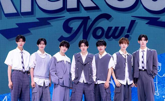 데이식스와 스트레이 키즈 JYP 대표 선수들의 우월한 유전자만 모은 몹시 ‘이기적인 조합.’ 케이(K)팝의 미래 킥플립이 돌아왔다. 사진제공|JYP엔터테인먼트