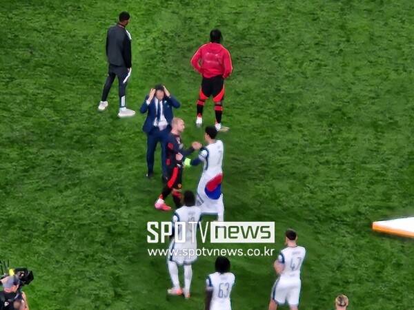 ▲ 유로파리그 결승전이 토트넘 홋스퍼의 1-0 승리와 우승으로 끝난 뒤 손흥민은 맨체스터 유나이티드 미드필더 크리스티안 에릭센에게 다가가 안기며 대화를 나눴다. 에릭센은 토트넘 시절 손흥민과 환상 호흡을 자랑했다.