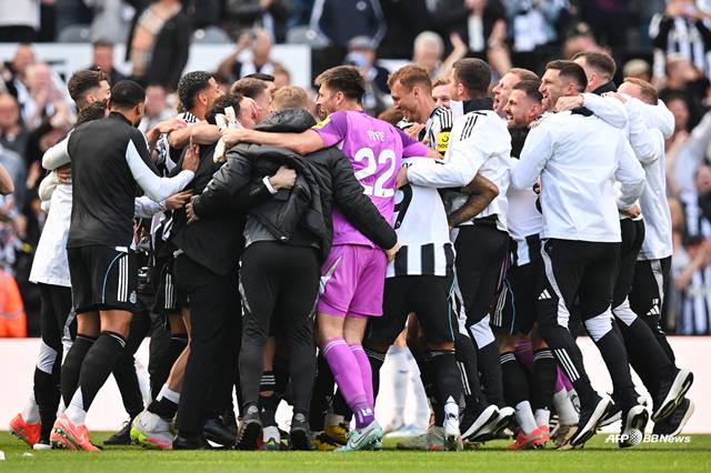 뉴캐슬 선수단이 UCL 진출에 포효하고 있다. /AFPBBNews=뉴스1