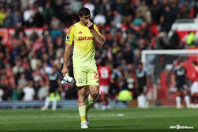 애스턴빌라 골키퍼 에밀리아노 마르티네스가 퇴장당해 경기장을 빠져 나오고 있다. /AFPBBNews=뉴스1