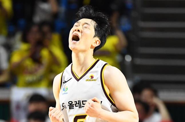 LG 한상혁이 챔피언결정전 7차전에서 포효하고 있다. /사진=KBL 제공