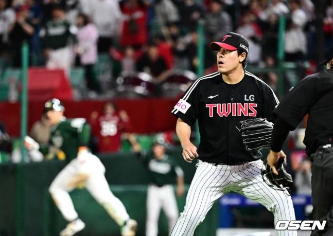 24일 타구를 바라보는 김진성(오른쪽)의 모습.