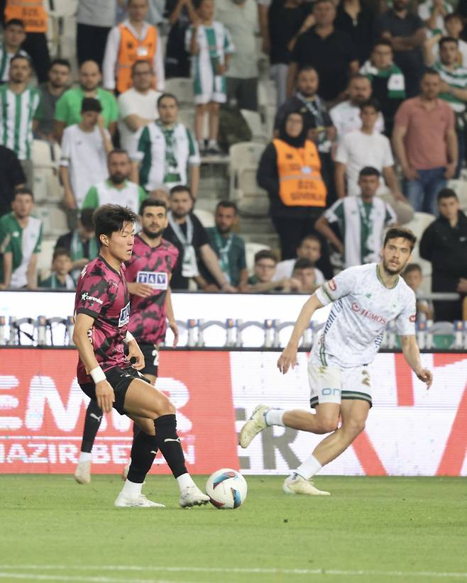 튀르키예 알라니아스포르의 황의조가 26일(한국시간) 튀르키예 코니아의 메트로폴리탄 경기장에서 열린 2024~2025 튀르키예 쉬페르리그 35라운드 원정 경기 코니아스포르전에서 패스를 시도하고 있다. /사진=알라니아스포르 SNS 캡처