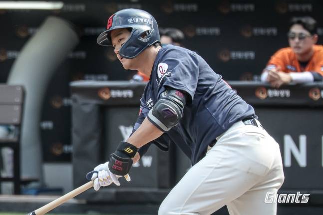 롯데 손호영이 25일 대전 한화전에서 안타를 치고 있다. /사진=롯데 자이언츠 제공