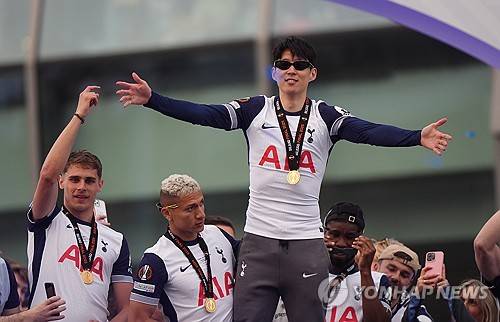 영국 축구 전문 매체 '풋볼 인사이더'는 25일 토트넘과 손흥민의 동행을 주장했다. 토트넘 소식에 정통한 것으로 정평이 난 매체의 수석 기자 피트 오루크는 '토트넘은 손흥민과의 동행을 이어가기로 결정했고, 이미 지난 1월 계약 연장 옵션을 행사했다. 손흥민은 2026년 여름까지 구단과 함께할 예정'이라고 보도했다. 오루크는 '이번 시즌 손흥민의 경기력이 최상은 아니었고, 이는 누구도 부정할 수 없는 사실"이라면서도 "하지만 토트넘은 손흥민의 풍부한 경험이 챔피언스리그 복귀 시즌에 매우 중요한 자산이 될 것으로 보고 있다'고 설명했다.