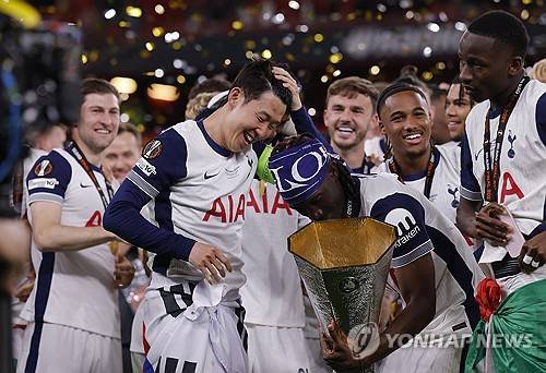 영국 축구 전문 매체 '풋볼 인사이더'는 25일 토트넘과 손흥민의 동행을 주장했다. 토트넘 소식에 정통한 것으로 정평이 난 매체의 수석 기자 피트 오루크는 '토트넘은 손흥민과의 동행을 이어가기로 결정했고, 이미 지난 1월 계약 연장 옵션을 행사했다. 손흥민은 2026년 여름까지 구단과 함께할 예정'이라고 보도했다. 오루크는 '이번 시즌 손흥민의 경기력이 최상은 아니었고, 이는 누구도 부정할 수 없는 사실"이라면서도 "하지만 토트넘은 손흥민의 풍부한 경험이 챔피언스리그 복귀 시즌에 매우 중요한 자산이 될 것으로 보고 있다'고 설명했다. 연합뉴스