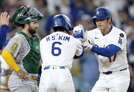 '로이터 통신' 등 미국 언론들은 26일 LA 다저스 슈퍼스타 오타니 쇼헤이가 미국 뉴욕주 플러싱의 시티필드에서 열린 2025 메이저리그 뉴욕 메츠와의 원정 경기에 앞서 라이브 피칭을 실시했다고 보도했다. 라이브 피칭은 투수가 실전처럼 타자를 타석에 세워두고 투구하는 훈련이다. 통상 불펜 피칭 다음으로 실전 복귀를 앞둔 투수들이 구위와 몸 상태를 점검하기 위해 실시한다. 그런 가운데 김혜성은 첫 타석에서 투수 앞 땅볼로 물러났으나 두 번째 타석에서 2루타성 타구로 설욕해 화제가 됐다. 연합뉴스